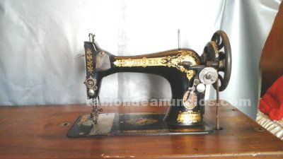 Maquina de coser singer antigua con mueble.