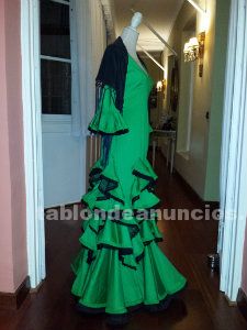 Vestido de flamenca verde con manton