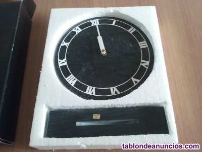Reloj de mármol color negro con los numeros tallados sobre elmarmol y marcados e