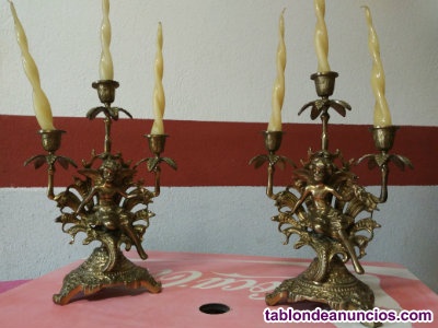 Reloj y candelabros dorados de bronce
