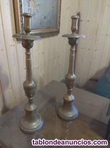 Dos candelabros antiguos de bronce