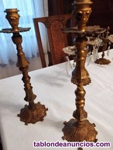 Dos candelabros de bronce