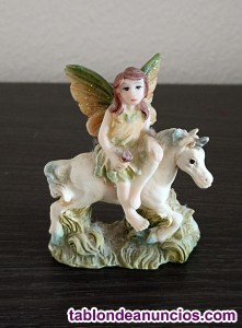 Vendo figura en miniatura de hada sentada en unicornio, hecho de resina 