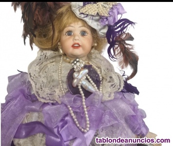 Mu�eca vintage antigua con plumas