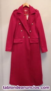 Precioso abrigo rojo.
