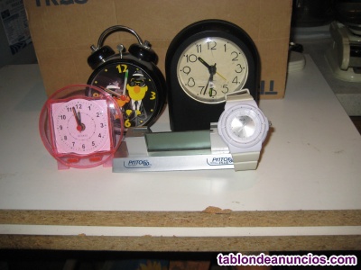 5 relojes de mesa.