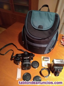 C�mara fotogr�fica reflex, flax y bolsa