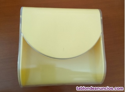 Servilletero de plastico amarillo con tapa de metacrilato transparente.