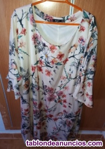 Vestido veraniego de raso con flores.