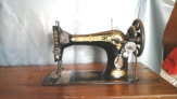 Fotos del anuncio: Maquina de coser singer antigua con mueble.
