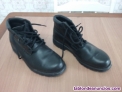 Botas  de color negro, marca Ituui, talla 41- 42, nuevas en su caja. Con cordone