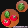 Saleros de cerámica en forma de tomate y alcachofa