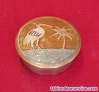 Caja de bronce circular con grabados de ave y palmera