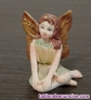 Figura en miniatura de hada sentada,con brillo en las alas, hecho de resina
