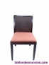 Cmoda silla de madera oscura y silln rosado