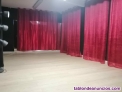 Sala de danza y teatro con tarima y espejos