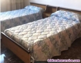 Se vende dormitorio completo con dos camas, mesita y escritorio