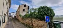 En la entrada de Castropol, sobre el paseo del mue