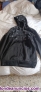 Chaqueta urbana negra con capucha estampada