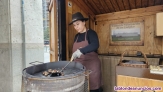 Fotos del anuncio: Dependienta en stand asado de castaas