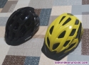 Dos cascos bicicletas de montaa